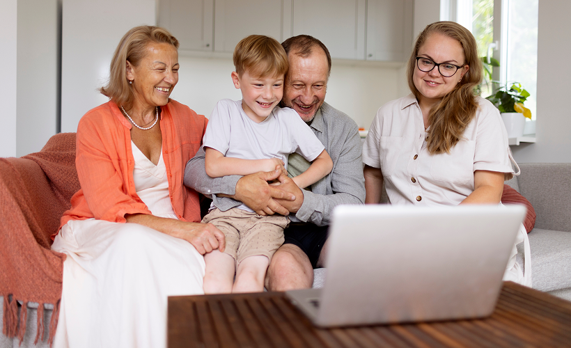 Una famiglia riunita davanti a un computer
